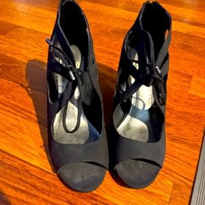 Black size 7 heel that ties on top
